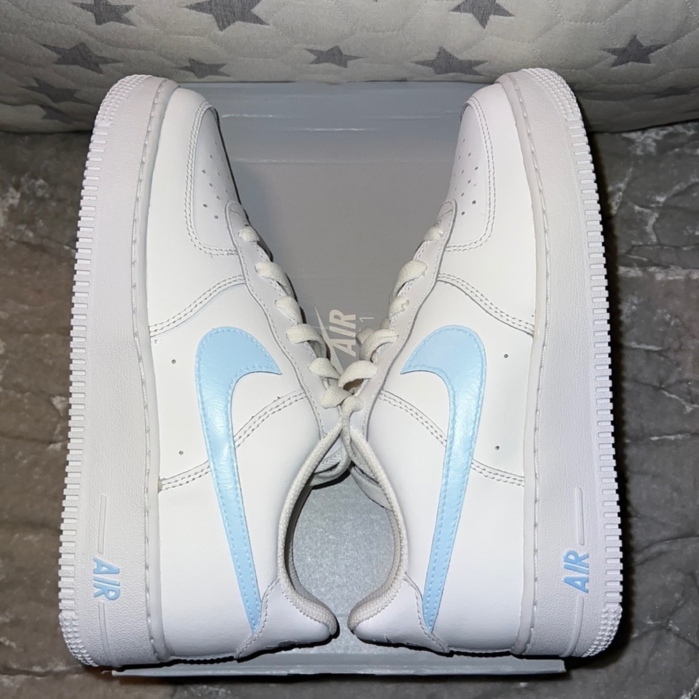 NIB CUSTOM NIKE AIR FORCE 1 WHITE/LIGHT BLUE SNEAKERS SIZE W7.5/Y6